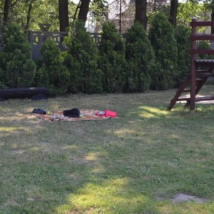 Ostatni dzień półkolonii był dniem sportu. Na zdjęciu uczestnicy wypoczynku na boisku sportowym w Nakle Śląskim podczas wspólnej zabawy..