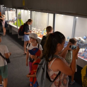 W czwartek dzieci pojechały na wystawę klocków LEGO w Gliwicach. Na zdjęciu uczestnicy półkolonii na wystawie LEGO. 
