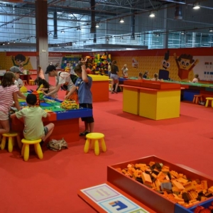 W czwartek dzieci pojechały na wystawę klocków LEGO w Gliwicach. Na zdjęciu uczestnicy półkolonii na wystawie LEGO. 