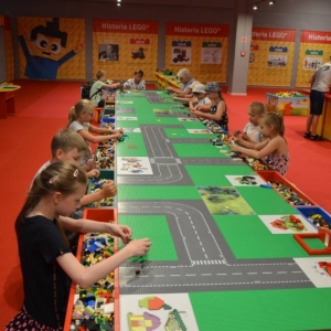 W czwartek dzieci pojechały na wystawę klocków LEGO w Gliwicach. Na zdjęciu uczestnicy półkolonii na wystawie LEGO. 