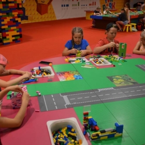 W czwartek dzieci pojechały na wystawę klocków LEGO w Gliwicach. Na zdjęciu uczestnicy półkolonii na wystawie LEGO. 