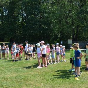 Ostatni dzień półkolonii był dniem sportu. Na zdjęciu uczestnicy wypoczynku na boisku sportowym w Nakle Śląskim podczas zawodów sportowych.