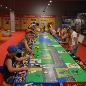 W czwartek dzieci pojechały na wystawę klocków LEGO w Gliwicach. Na zdjęciu uczestnicy półkolonii na wystawie LEGO. 