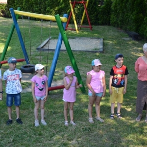 Pierwszy dzień półkolonii pt. Poznajmy się. Zdjęcie przedstawia uczestników wypoczynku podczas wspólnej zabawy