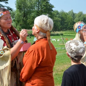 Trzeciego dnia dzieci pojechały odwiedzić wioskę indiańską w Karchowicach. Zdjęcie przedstawia uczestników półkolonii w wiosce indiańskiej.