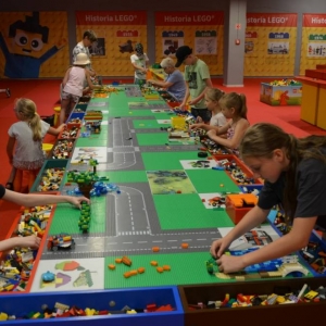W czwartek dzieci pojechały na wystawę klocków LEGO w Gliwicach. Na zdjęciu uczestnicy półkolonii na wystawie LEGO. 