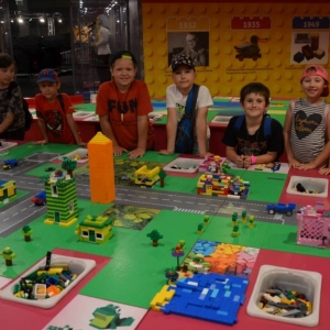 W czwartek dzieci pojechały na wystawę klocków LEGO w Gliwicach. Na zdjęciu uczestnicy półkolonii na wystawie LEGO. 