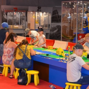 W czwartek dzieci pojechały na wystawę klocków LEGO w Gliwicach. Na zdjęciu uczestnicy półkolonii na wystawie LEGO. 