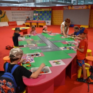 W czwartek dzieci pojechały na wystawę klocków LEGO w Gliwicach. Na zdjęciu uczestnicy półkolonii na wystawie LEGO. 