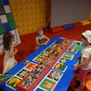 W czwartek dzieci pojechały na wystawę klocków LEGO w Gliwicach. Na zdjęciu uczestnicy półkolonii na wystawie LEGO. 
