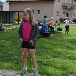 Ostatni dzień półkolonii był dniem sportu. Na zdjęciu uczestniczka wypoczynku na boisku sportowym.