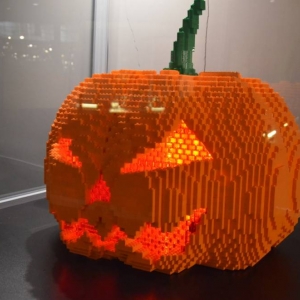 Zdjęcie przedstawia budowlę z klocków LEGO.