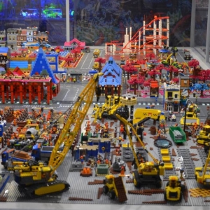 Zdjęcie przedstawia budowlę z klocków LEGO.