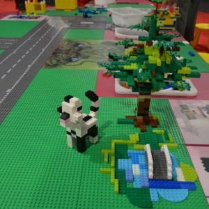 Zdjęcie przedstawia budowlę z klocków LEGO.
