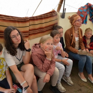 Drugiego dnia uczestnicy półkolonii odwiedzili wioskę indiańską w Karchowicach. Zdjęcie przedstawia dzieci podczas wspólnej zabawy w wiosce indiańskiej.