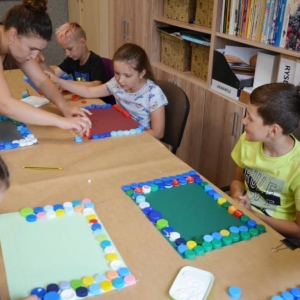 Pierwszy dzień półkolonii II turnusu. Zdjęcie przedstawia wspólną zabawę uczestników wypoczynku.