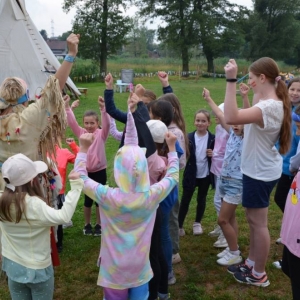 Drugiego dnia uczestnicy półkolonii odwiedzili wioskę indiańską w Karchowicach. Zdjęcie przedstawia dzieci podczas wspólnej zabawy w wiosce indiańskiej.