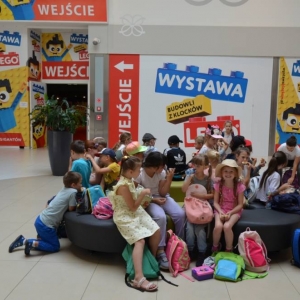 Zdjęcie przedstawia uczestników półkolonii II turnusu w trakcie wycieczki na wystawę klocków LEGO podczas zwiedzania i wspólnej zabawy.