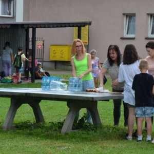 Ostatni dzień półkolonii był dniem sportu. Na zdjęciu uczestnicy wypoczynku na boisku sportowym w Nakle Śląskim podczas wspólnej zabawy..