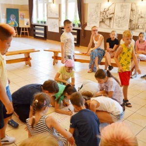 Pierwszy dzień półkolonii II turnusu. Zdjęcie przedstawia wspólną zabawę uczestników wypoczynku.