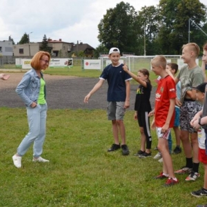 Ostatni dzień półkolonii był dniem sportu. Na zdjęciu uczestnicy wypoczynku na boisku sportowym w Nakle Śląskim podczas wspólnej zabawy..