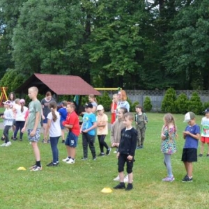 Ostatni dzień półkolonii był dniem sportu. Na zdjęciu uczestnicy wypoczynku na boisku sportowym w Nakle Śląskim podczas zawodów sportowych.