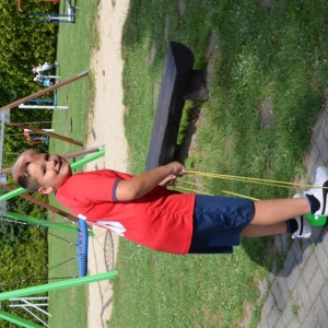 Ostatni dzień półkolonii był dniem sportu. Na zdjęciu uczestnik wypoczynku na boisku sportowym.