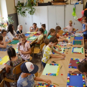 Pierwszy dzień półkolonii II turnusu. Zdjęcie przedstawia wspólną zabawę uczestników wypoczynku.