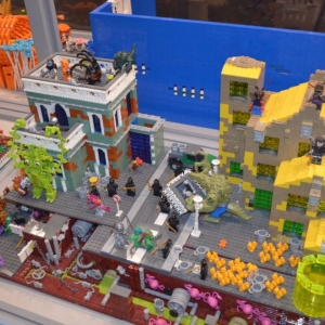 Zdjęcie przedstawia budowlę z klocków LEGO.
