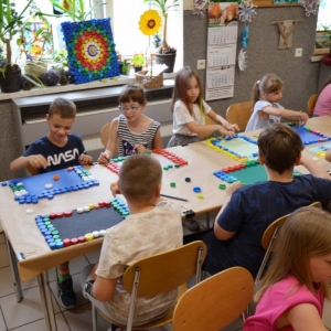 Pierwszy dzień półkolonii II turnusu. Zdjęcie przedstawia wspólną zabawę uczestników wypoczynku.