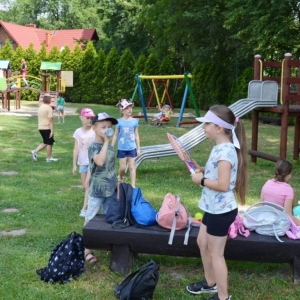 Pierwszy dzień półkolonii II turnusu. Zdjęcie przedstawia wspólną zabawę uczestników wypoczynku.