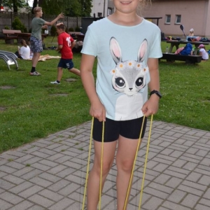 Ostatni dzień półkolonii był dniem sportu. Na zdjęciu uczestniczka wypoczynku na boisku sportowym.