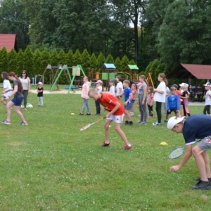 Ostatni dzień półkolonii był dniem sportu. Na zdjęciu uczestnicy wypoczynku na boisku sportowym w Nakle Śląskim podczas zawodów sportowych.