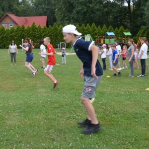 Ostatni dzień półkolonii był dniem sportu. Na zdjęciu uczestnicy wypoczynku na boisku sportowym w Nakle Śląskim podczas zawodów sportowych.