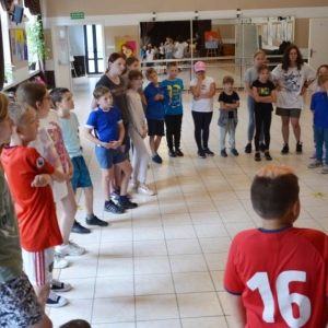 Ostatni dzień półkolonii był dniem sportu. Na zdjęciu uczestnicy wypoczynku podczas wspólnej zabawy.