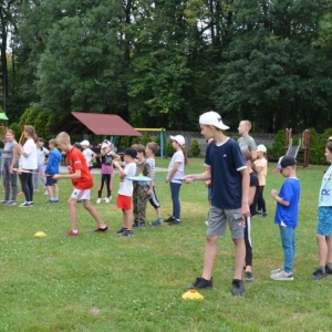 Ostatni dzień półkolonii był dniem sportu. Na zdjęciu uczestnicy wypoczynku na boisku sportowym w Nakle Śląskim podczas zawodów sportowych.