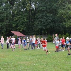 Ostatni dzień półkolonii był dniem sportu. Na zdjęciu uczestnicy wypoczynku na boisku sportowym w Nakle Śląskim podczas zawodów sportowych.