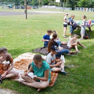 Pierwszy dzień półkolonii II turnusu. Zdjęcie przedstawia wspólną zabawę uczestników wypoczynku.