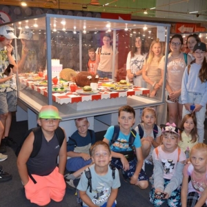 Zdjęcie przedstawia uczestników półkolonii II turnusu w trakcie wycieczki na wystawę klocków LEGO podczas zwiedzania i wspólnej zabawy.