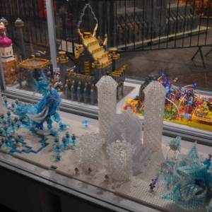 Zdjęcie przedstawia budowlę z klocków LEGO.