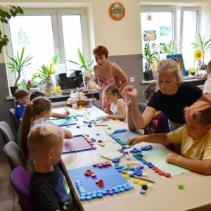 Pierwszy dzień półkolonii II turnusu. Zdjęcie przedstawia wspólną zabawę uczestników wypoczynku.