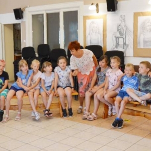 Pierwszy dzień półkolonii II turnusu. Zdjęcie przedstawia wspólną zabawę uczestników wypoczynku.