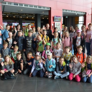 W środę pojechaliśmy do Multikina w Zabrzu na bajkę pt. Pan Wilk i spółka. Zdjęcie grupowe.. 