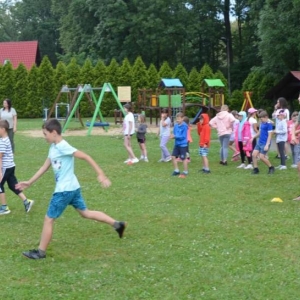 Ostatni dzień półkolonii był dniem sportu. Na zdjęciu uczestnicy wypoczynku na boisku sportowym w Nakle Śląskim podczas zawodów sportowych.