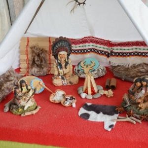 Drugiego dnia uczestnicy półkolonii odwiedzili wioskę indiańską w Karchowicach. Zdjęcie przedstawia ekspozycję znajdującą się w wiosce indiańskiej.