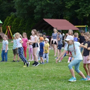 Ostatni dzień półkolonii był dniem sportu. Na zdjęciu uczestnicy wypoczynku na boisku sportowym w Nakle Śląskim podczas zawodów sportowych.