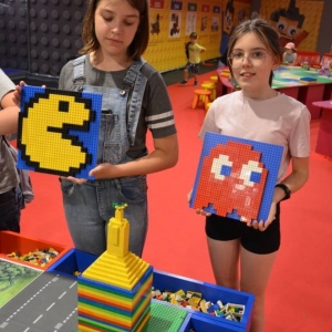 W czwartek dzieci pojechały na wystawę klocków LEGO w Gliwicach. Na zdjęciu uczestnicy półkolonii na wystawie LEGO. 
