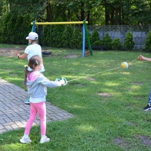 Ostatni dzień półkolonii był dniem sportu. Na zdjęciu uczestnicy wypoczynku na boisku sportowym w Nakle Śląskim podczas wspólnej zabawy..