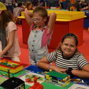 W czwartek dzieci pojechały na wystawę klocków LEGO w Gliwicach. Na zdjęciu uczestnicy półkolonii na wystawie LEGO. 