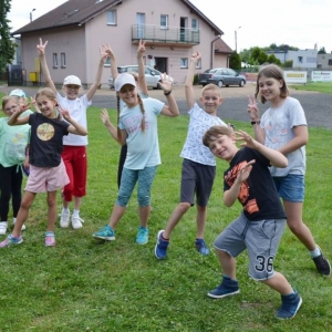 Ostatni dzień półkolonii był dniem sportu. Na zdjęciu uczestnicy wypoczynku na boisku sportowym w Nakle Śląskim podczas wspólnej zabawy..